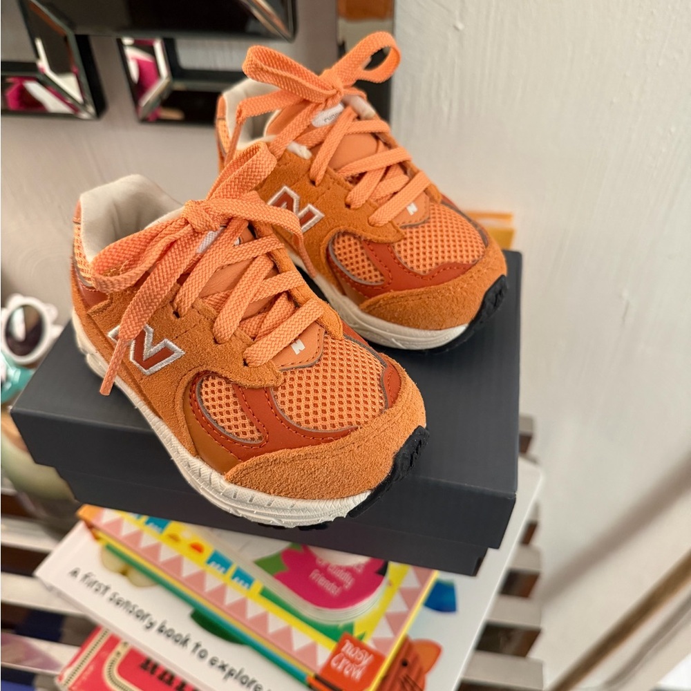 New Balance Kids - Brown Orange Sneakers size 5W - Picture 5 of 9